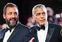 George Clooney und Adam Sandler in &laquo;Jay Kelly&raquo; - Scott A Garfitt/Invision/dpa