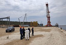 Bauarbeiter stehen auf dem Gel&auml;nde des Hafens Barra do Dande, der derzeit im Bau befindlich ist. Auf der Fl&auml;che dieses Hafens soll auch eine Elektrolyseanlage durch die deutschen Firmen Gauff und Conjuncta in Kooperation mit Sonangol, gr&ouml;&szlig;ter &Ouml;lkonzern Af - Lars Schneider/Gauff/dpa