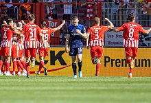 Die Mannschaft von Union jubelt nach dem 1:0 Treffer durch Sheraldo Becker - Herthas Jonjoe Kenny l&auml;sst den Kopf h&auml;ngen. - Andreas Gora/dpa
