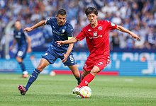 Bochums Anthony Losilla (l) k&auml;mpft mit dem Mainzer Jae-Sung Lee um den Ball. - Tim Rehbein/dpa
