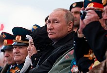 «Er (...) führt Russland in den Abgrund»: Zwei Redakteure haben scharfe Kritik an Präsident Putin geübt - und müssen nun wohl nicht nur um ihre Jobs bangen. - Mikhail Metzel/Pool Sputnik Kremlin/AP/dpa