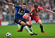 Lúcio (l) und Thomas Müller - picture alliance / dpa