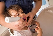 Kind beim Z&auml;hneputzen mit elektrischer Zahnb&uuml;rste - Christin Klose/dpa-tmn