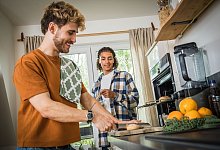 Junge Männer beim Kochen - Christin Klose/dpa-tmn