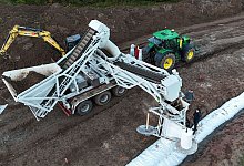 2025_183_geotextilschlaeuche_topocare_verlegemaschine - topocare GmbH, David Draier