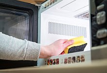 Sp&uuml;lschwamm reinigen - Foto: Christin Klose/dpa-tmn