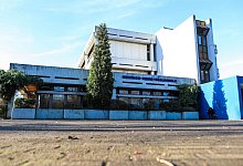 Schülerin besteht auf Unterricht draußen - Foto: Alex Talash/dpa