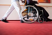 Pfleger und Patient - Foto: Tom Weller/dpa