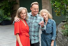 Annie Jones als Jane Harris (l), Jason Donovan als Scott Robinson und Kylie Minogue als Charlene Robinson am Set der TV-Serie &laquo;Neighbours&raquo;. - Freemantle/Paramount/Viacom/dpa