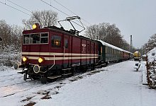 Die elektrische Extertalbahn im winterlichen Bahnhof Alverdissen. - Golo Ahlert