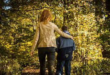 Mutter und Sohn bei einem Herbstspaziergang - Christin Klose/dpa-tmn