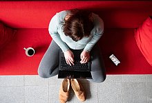 Frau am Laptop - Sebastian Kahnert/dpa