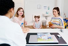 Conny Ebert (Anne Zander, r), Jette Blankenburg (Laura Lippmann, 2.v.l.) und Mila Ebert (Delia Pfeffer, M), bekommen von Dr. Sabine Slowinski (Patricia Meeden, l.) die Bestätigung, dass Mila die Mölichkeit hat, mit einem Cochlea-Implantat ihr Hörvermögen - Ben Knabe/ZDF/dpa