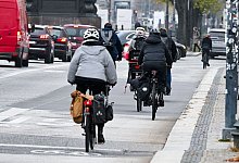 Straßenverkehr mit Radfahrern - Jens Kalaene/dpa