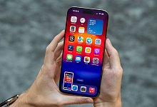 Ein Mann macht einen Screenshot auf einem Smartphone - Nico Tapia/dpa-tmn