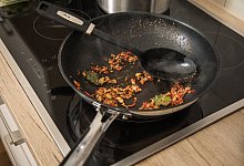 Wok-Pfanne - Christin Klose/dpa-tmn