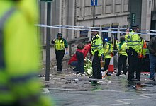Siegerparade in Liverpool - Auto f&auml;hrt in Menschenmenge - Owen Humphreys/PA/AP/dpa