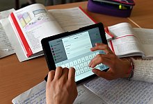 Tablets im Schulunterricht - Uli Deck/dpa