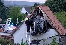 Auto kracht in Scheunendach - Torben Kipp/Nordwestmedia-TV/dpa