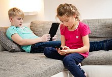 Kinder mit Tablet und Smartphone - Benjamin Nolte/dpa-tmn/dpa