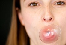 Eine Frau formt aus einem Kaugummi eine Blase - Rolf Vennenbernd/dpa/dpa-tmn