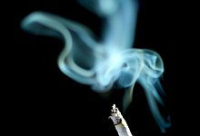 Zigarette und Zigarettenrauch - Karl-Josef Hildenbrand/dpa/dpa-tmn