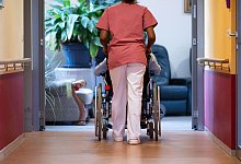 Altenpflege (Symbolbild) - Marijan Murat/dpa