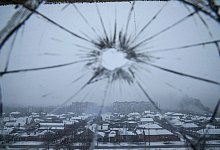 Blick aus einem durch Granatenbeschuss zerbrochenen Krankenhausfenster in Mariupol, Ukraine. - Evgeniy Maloletka/AP/dpa