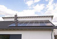 Photovoltaikanlage auf dem Dach - Laura Ludiwg/dpa-tmn