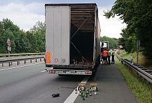 Der Lkw-Fahrer stellte hinter seinem Fahrzeug Kisten und Flaschen auf. - Polizei