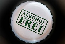 "Alkoholfrei" steht auf dem Deckel einer Bierflasche - Franziska Gabbert/dpa-tmn/dpa