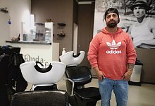 Ilhami Ayas steht in seinem Laden. Er ist immer noch sauer auf das Ordnungsamt und das Verhalten der Mitarbeiter. - Ilja Regier