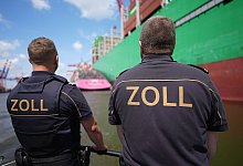 Zollbeamte im Hamburger Hafen - Marcus Brandt/dpa