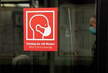 Ab Sonntag gibt es nur noch deutlich weniger flächendeckende Schutzregeln im Alltag. In Bussen und Bahnen soll weiterhin Maskenpflicht gelten können. - Paul Zinken/dpa