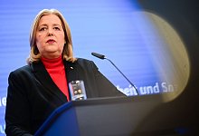 &Uuml;bergabe Bericht der Kommission zur Sozialstaatsreform - Sebastian Christoph Gollnow/dpa