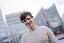 Wincent Weiss trifft auf Weihnachtstruck-Tour seine Fans - Rolf Vennenbernd/dpa