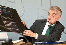 Vorstellung des Verfassungsschutzberichts für das Jahr 2024 - Roberto Pfeil/dpa