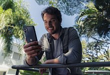 Das Smartphone moto g32 von Motorola setzt auf Sound und Ausdauer. - Motorola/dpa-tmn