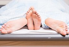 Paar im Bett - Christophe Gateau/dpa/dpa-tmn