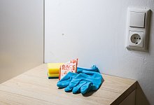 Utensilien, um eine schmutzige Wand zu reinigen - Christin Klose/dpa-tmn