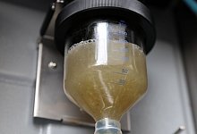 Bei Nordwasser in Rostock wird bei der automatischen Probennahme von Abwasser eine Probe entnommen, die unter anderem auf Coronaviren untersucht wird. - Bernd W&uuml;stneck/dpa-Zentralbild/dpa