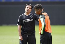 96-Coach Kenan Kocak (l.) kann weiter auf die Dienste von Toptalent Linton Maina setzen. - picture alliance