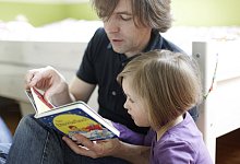 Vater liest seinem Kind vor - Foto: Oliver Ruether/Stiftung Lesen