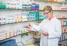 Apothekerin begutachtet ein Rezept - Benjamin Nolte/dpa-tmn