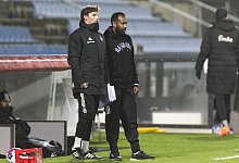 An der Au&szlig;enlinie - Foto: Frank Molter/dpa