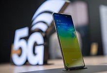 Ein Smartphone wird ausgestellt - Foto: Andrea Warnecke/dpa-tmn