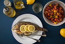 Fisch liegt auf dem Teller - Christin Klose/dpa-tmn