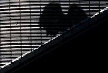 Der Schatten eines Mannes ist auf eine Wand projeziert - Julian Stratenschulte/dpa