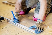 Die richtigen Arbeitshandschuhe finden - Foto: Inga Kjer/dpa-tmn