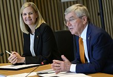 Kirsty Coventry und Thomas Bach - Laurent Gillieron/KEYSTONE/dpa